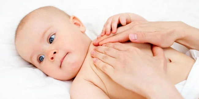 Massage cho bé trước khi tắm