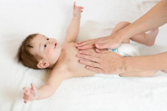 Mẹ có thể xoa tinh dầu lên ngực hay lòng bàn chân trẻ sơ sinh bị sổ mũi, ngạt mũi