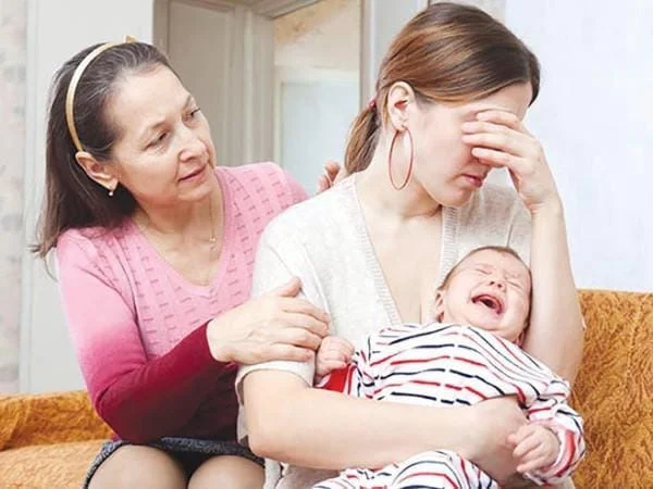 Mẹ mệt mỏi khi con khóc đêm quá nhiều