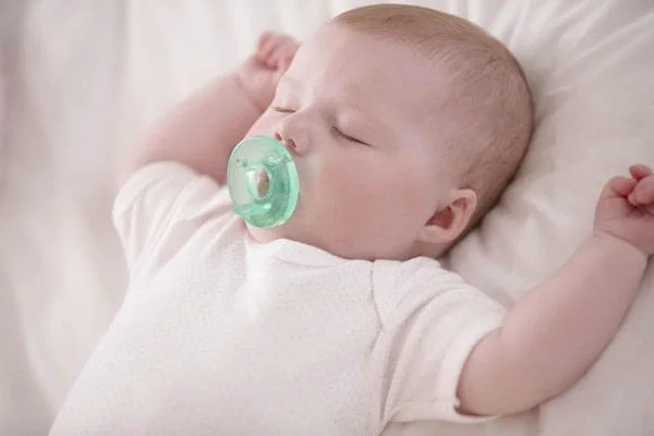 Mẹo dùng núm vú giả giúp bé ngủ ngon