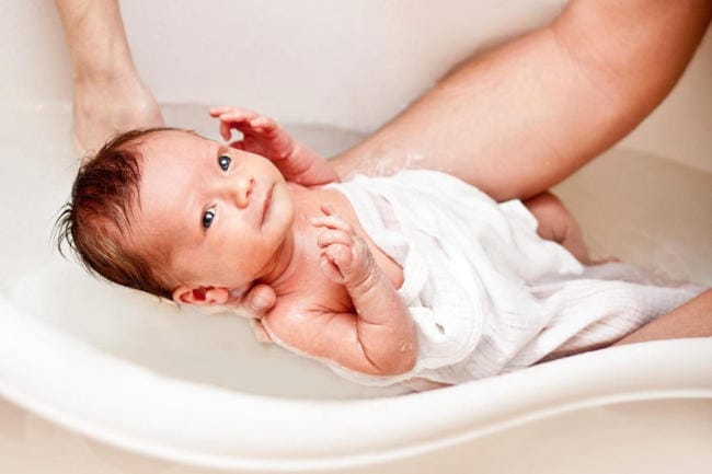 Mẹo tắm cho bé sơ sinh không ảnh hưởng đến dây rốn
