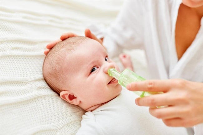 Nên vệ sinh mũi cho trẻ sơ sinh đều đặn từ 2 – 3 lần/tuần