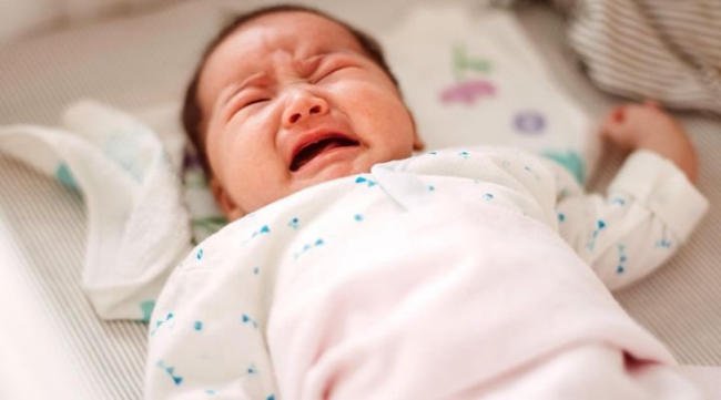 Nguyên nhân trẻ sơ sinh hay vặn mình khi ngủ