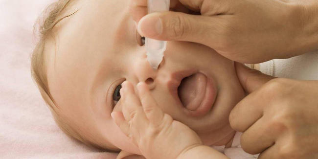 Nhỏ nước muối vệ sinh mũi cho trẻ sơ sinh