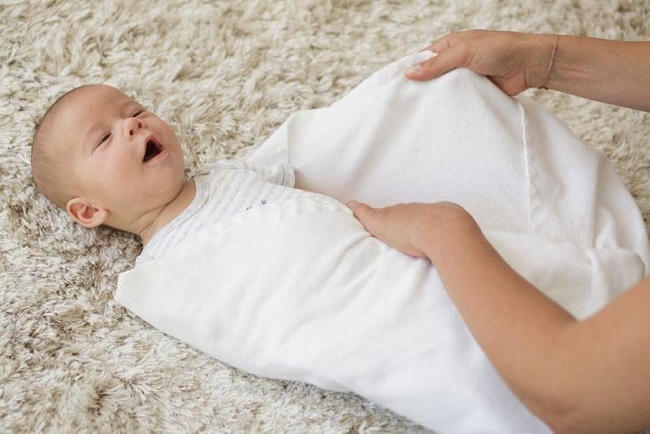 Quấn khăn chặt có thể khiến bé vặn mình khi ngủ