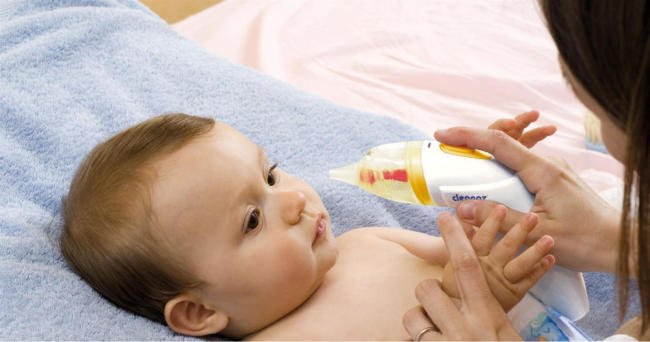 Sử dụng thiết bị chuyên dụng để lấy gỉ mũi cho trẻ sơ sinh