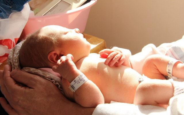Tắm nắng giúp trẻ sơ sinh cải thiện tình trạng vàng da