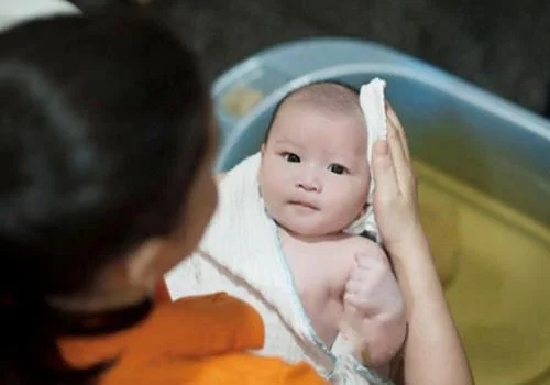 Tắm nước lá cho trẻ bị rôm sảy