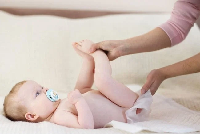 Thay tã cho con thường xuyên để không ảnh hưởng giấc ngủ