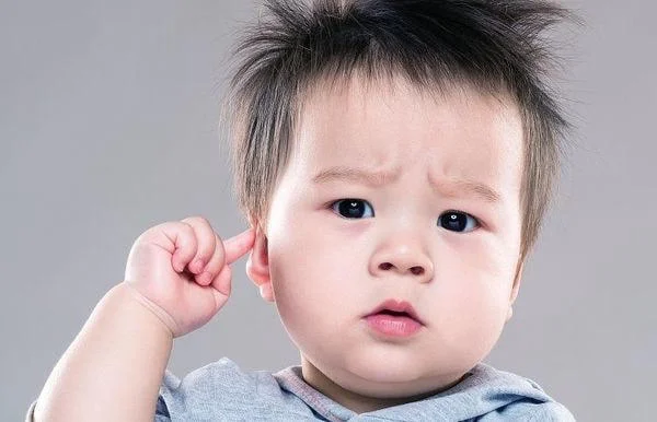Thính giác có vấn đề cũng sẽ khiến trẻ chậm nói