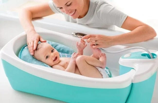 Thời gian tốt nhất để tắm cho bé là trưa hoặc chiều tối