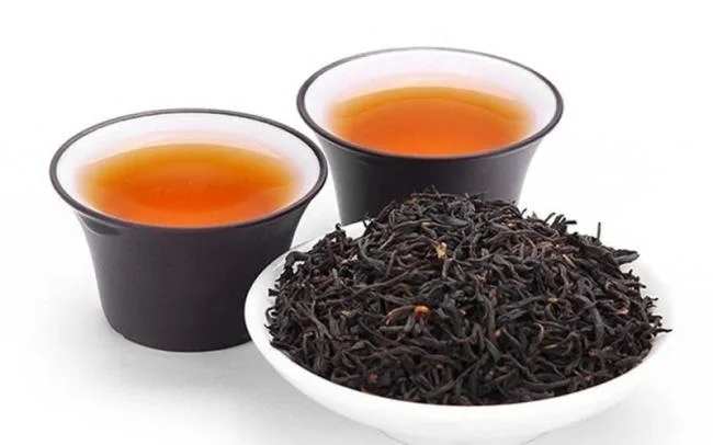 Trà đen trị chứng ra mồ hôi tay chân