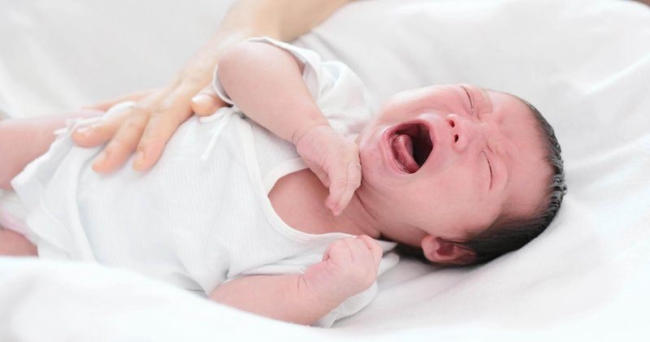 Trẻ 3 tháng ngủ hay giật mình có đáng lo? Cách khắc phục hiệu quả