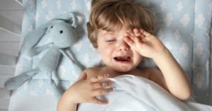 Trẻ 3 tuổi ngủ hay giật mình có dấu hiệu nào?