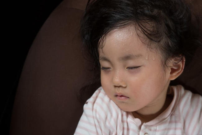 Trẻ bị đổ mồ hôi trộm