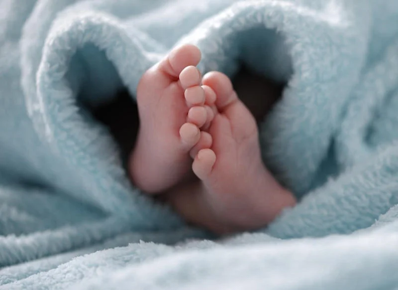 Trẻ bị thiếu hụt dưỡng chất thường có biểu hiện chân tay lạnh và ra mồ hôi