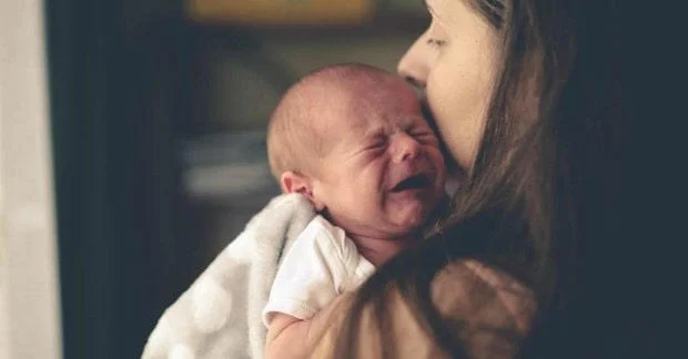 Trẻ la khóc vào lúc 12h đêm
