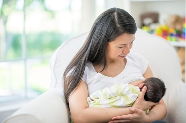 Trẻ sơ sinh bú khi ngủ có thể gây sặc sữa