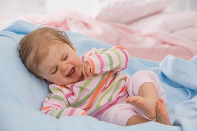 Trẻ sơ sinh hay quấy khóc, giật mình khi ngủ do rất nhiều nguyên nhân