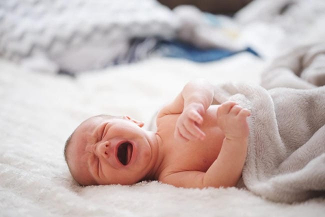 Trẻ sơ sinh hay vặn mình: Nguyên nhân, dấu hiệu và giải pháp hiệu quả