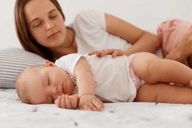 Trẻ sơ sinh ngủ nhiều do chưa quen với môi trường ngoài