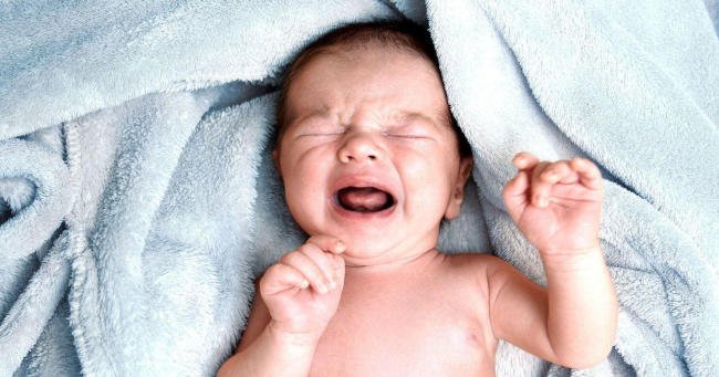 Trẻ sơ sinh quấy khóc bất thường có thể do phòng ngủ quá nóng hoặc quá lạnh