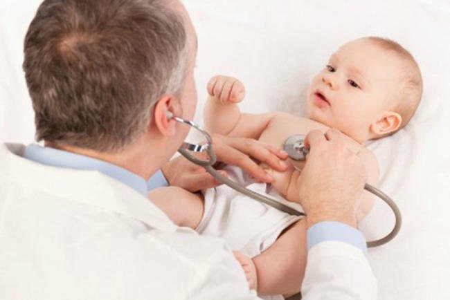 Trẻ sơ sinh ra mồ hôi nhiều cần gặp bác sĩ
