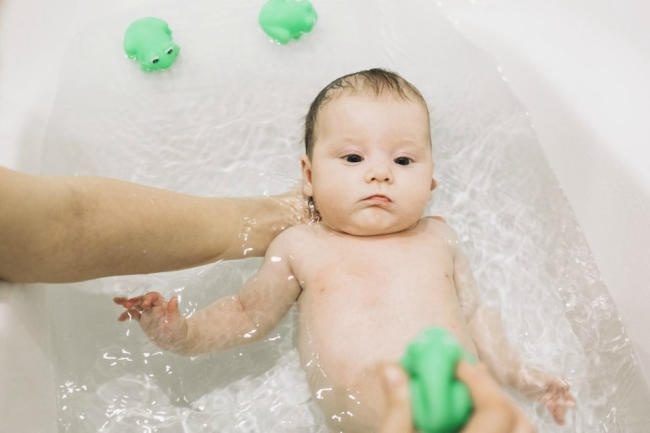Trẻ sơ sinh thường được tắm sau hôm đẻ 1 ngày