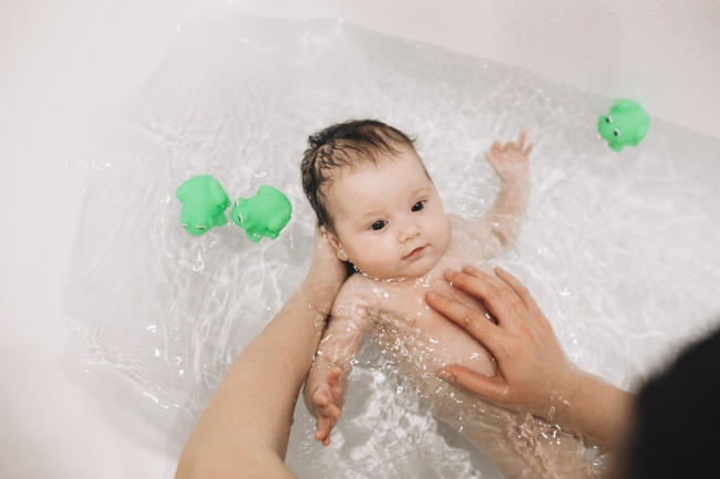 Việc dùng cây vòi vòi để tắm cho trẻ cần phải thận trọng
