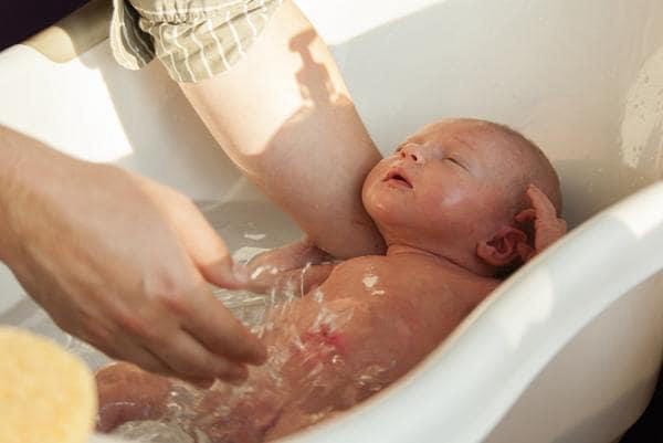 Với bé vài ngày tuổi, mẹ chỉ nên tắm 1 - 2 lần/tuần
