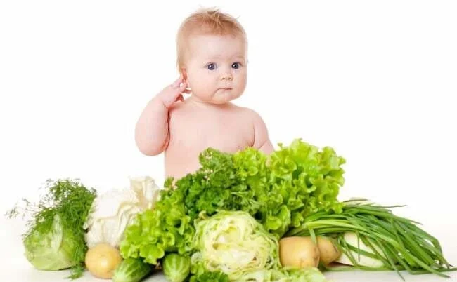 Bé ăn nhiều rau xanh phân sẽ màu xanh
