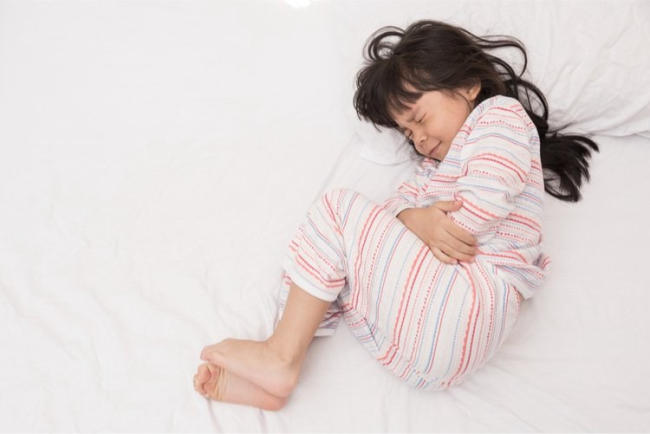 Bé gai 4 tuổi thường xuyên kêu đau bụng: Liệu có đáng lo?
