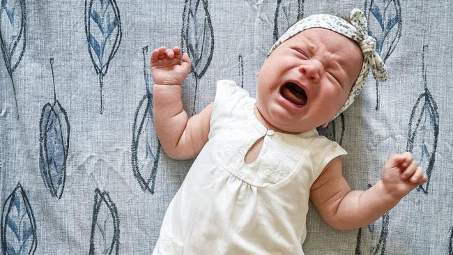 Bé khóc từng cơn, không dỗ dành được