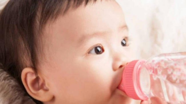 Bù nước cho trẻ sơ sinh