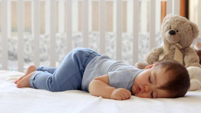Các bé có thể ngứa ngáy hậu môn khi bị nhiễm giun