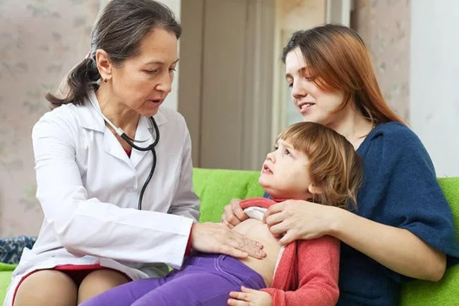 Cách xử lý trẻ đau bụng từng cơn