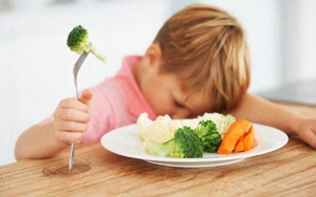Chế độ ăn ít chất xơ, nhiều chất béo dễ khiến trẻ bị táo bón