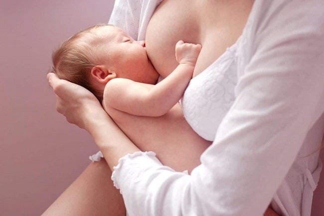 Cho bé bú đúng tư thế để tránh đau bụng