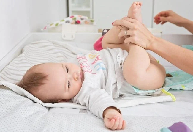 Đặc điểm phân của trẻ bú sữa công thức
