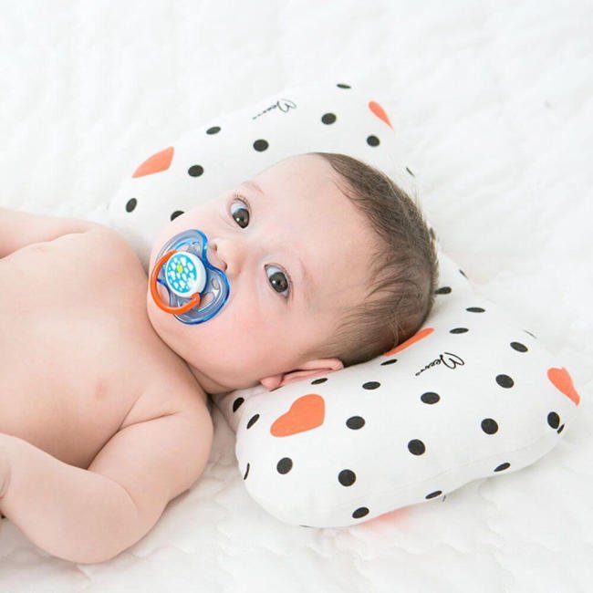 Gối là một trong những đồ sơ sinh cho bé trai mà mẹ nên chuẩn bị
