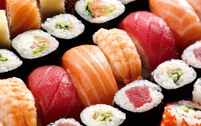 Hạn chế dùng đồ tái sống khi bé đi ngoài