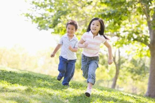 Khuyến khích trẻ vận động