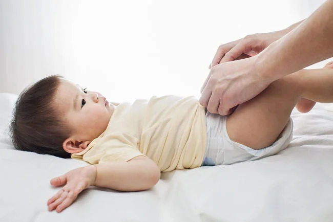Mặc bỉm tã cho bé cẩn thận trước khi chiếu đèn