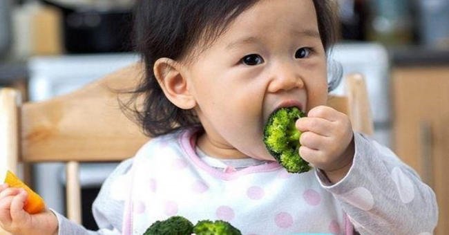 Mẹ đừng quên bổ sung chất xơ từ rau xanh cho bé nhé!