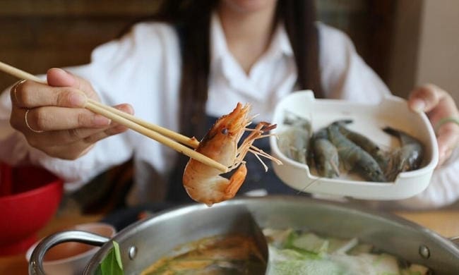 Mẹ sinh thường vẫn có thể thưởng thức món ăn từ tôm