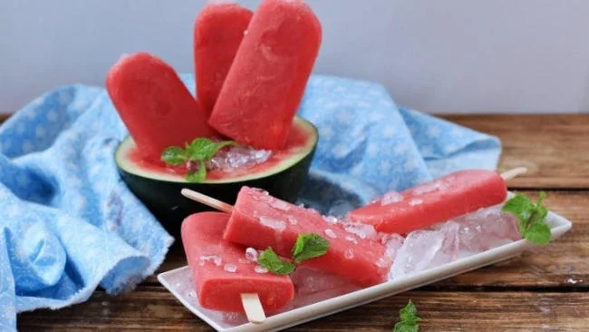 Mới đẻ không nên ăn dưa hấu ướp lạnh