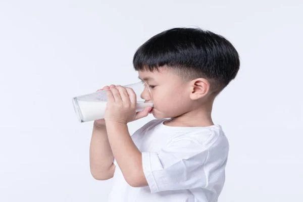 Trẻ bị tiêu chảy nên bổ sung sữa để ngăn ngừa tình trạng mất nước và đảm bảo đủ dinh dưỡng