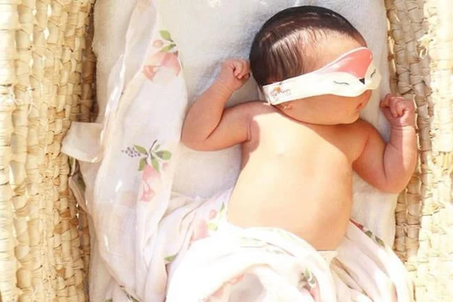 Nên mặc đồ mỏng nhẹ khi tắm nắng cho trẻ sơ sinh bị vàng da