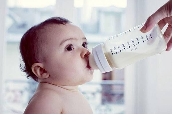 Nguyên nhân uống sữa công thức đi ngoài phân trắng