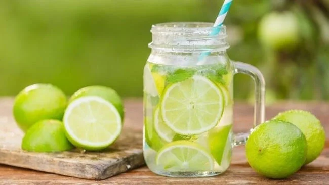 Nước chanh cung cấp điện giải cho bé đi ngoài